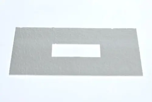 Weiße, rechteckige Isolation aus Papier mit mittigem Loch, verwendet in Bosch-Produkten zur Dämmung oder als Trennmaterial.